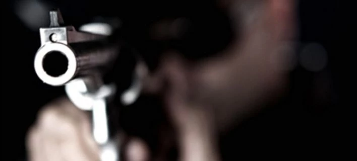 Ανακάλυψε οτι η γυναίκα του τον απατούσε με τον καλύτερό του φίλο και… πυροβόλησε την ίδια και τα πεθερικά του